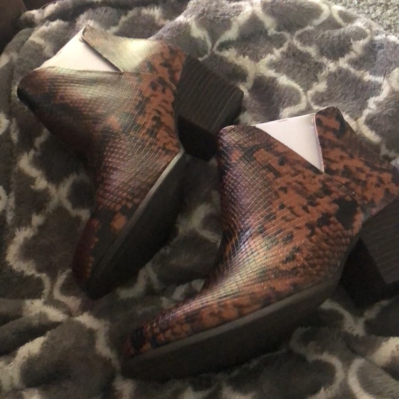 Women's Snakeskin Barb Ankle Boots NEW - Picture 2 of 8